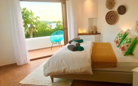 Dream House: Möbel, Schlafzimmer, Interior Design, Bett, Bedding, Bettdecke, Linens, Fussboden, Zuhause, Zimmer