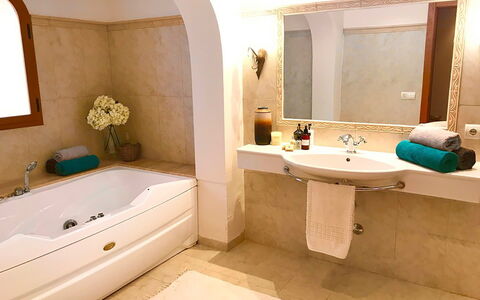 Dream House: Flooring, Interior Design, Möbel, Fussboden, Armatur, Zimmer, Beleuchtung, Installation, Badezimmer, Spiegel