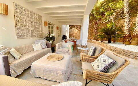 Villa Joel: Möbel, Wand, Stuhl, Interior Design, Couch, Zuhause, Gartenmöbel, Wohnung, Wohnzimmer