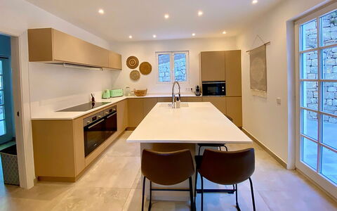 Villa Joel: Möbel, Interior Design, Countertop, Küche, Flooring, Cabinetry, Fussboden, Küchengerät, Holz, Decke