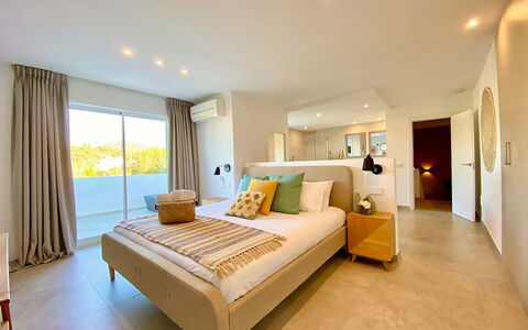 Villa Joel: Bett, Schlafzimmer, Bedding, Möbel, Bettdecke, Flooring, Interior Design, Fussboden, Linens, Bettrahmen