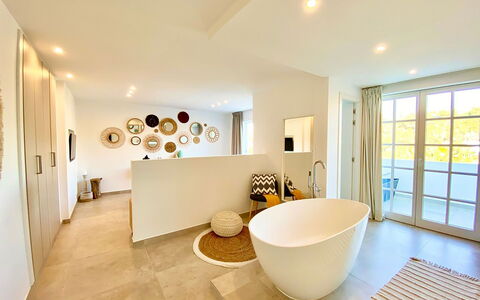 Villa Joel: Interior Design, Flooring, Fussboden, Möbel, Armatur, Badewanne, Decke, Beleuchtung, Zuhause, Badezimmer