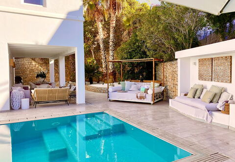 Villa Joel: Schwimmbad, Möbel, Gartenmöbel, Resort, Stuhl, Fussboden, Eco Hotel, Verbundwerkstoff, Schatten, Regenschirm
