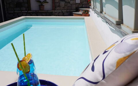 Villa Pietraluna: Schwimmbad, Resort, Zimmerpflanze, Blumentopf, Eco Hotel, Blumendesign, Hotel