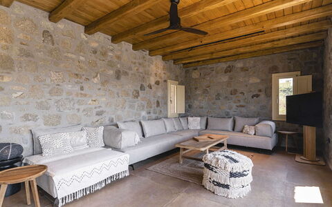 Villa Wolf: Möbel, Wand, Flooring, Interior Design, Fussboden, Couch, Wohnzimmer, Zuhause, Decke, Zimmer