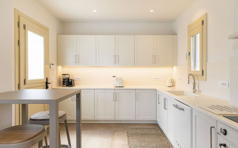 Villa Wolf: Küche, Möbel, Countertop, Interior Design, Cabinetry, Küchengerät, Flooring, Holz, Fussboden, Major Appliance