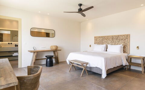 Villa Wolf: Möbel, Resort, Schlafzimmer, Bett, Hotel, Hartholz, Lampe, Kissen, Bedding