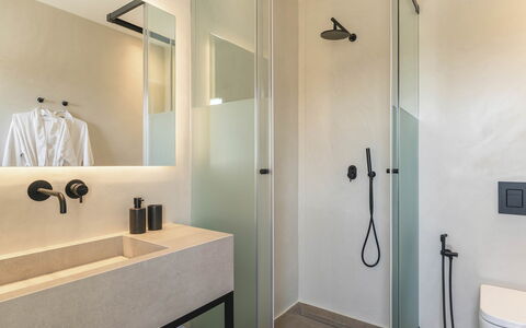 Villa Wolf: Badezimmer, Armatur, Flooring, Interior Design, Fussboden, Bad Sink, Zapfhahn, Installation, Beleuchtung, Decke