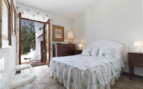 Villa Mary: Möbel, Interior Design, Bett, Schlafzimmer, Decke, Flooring, Fussboden, Textil, Zimmer, Linens