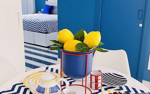 Nole 1: Blau, Möbel, Interior Design, Tabelle, Geschirr, Esszimmer, Stuhl, Zimmer, Dishware, Porzellan