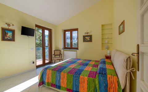 Villa Ava: Möbel, Interior Design, Bett, Fussboden, Schlafzimmer, Flooring, Holz, Zimmer, Decke, Bettdecke