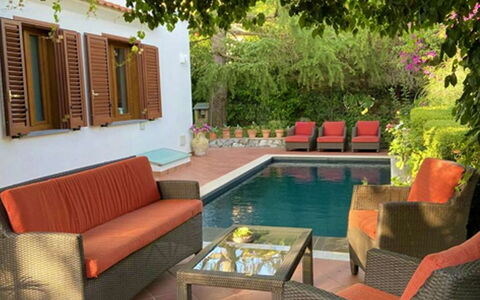 Villa Ava: Möbel, Gartenmöbel, Schwimmbad, Stuhl, Resort, Tabelle, Tisch Im Freien, Schatten, Eco Hotel, Terrasse