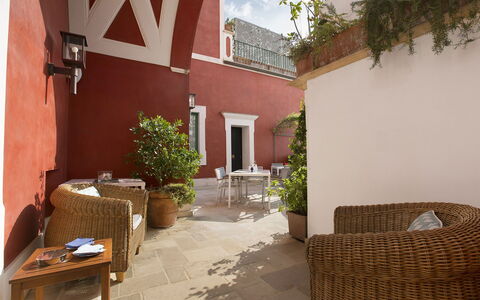 Villa Chiara: Wand, Möbel, Flooring, Interior Design, Zuhause, Stuhl, Wohnung, Zimmerpflanze, Wohnzimmer, Blumentopf