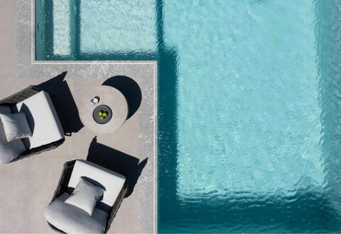 Villa Estia: Schwimmbad, Gartenmöbel, Sonnenliege, Verbundwerkstoff, Resort, Stuhl, Freizeit, Schatten, Läge, Beton