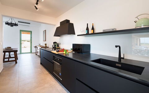 Villa Clemente: Küche, Countertop, Interior Design, Cabinetry, Küchengerät, Flooring, Holz, Decke, Beleuchtung, Zapfhahn