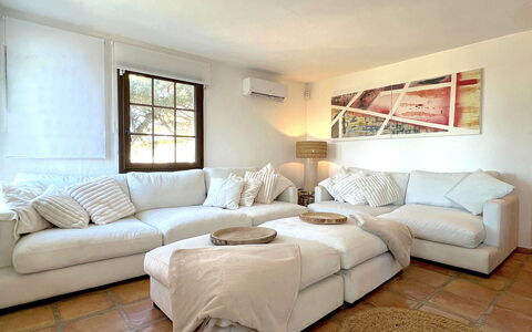 Sa Galera Villa: Möbel, Couch, Interior Design, Flooring, Fussboden, Wohnzimmer, Zimmer, Dekokissen, Textil, Decke