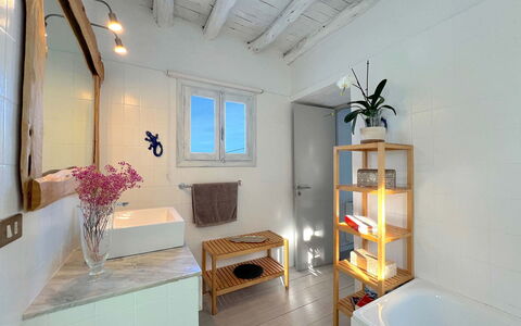 Sa Galera Villa: Wand, Armatur, Flooring, Interior Design, Fussboden, Badezimmer, Bad Sink, Zapfhahn, Decke, Sinken