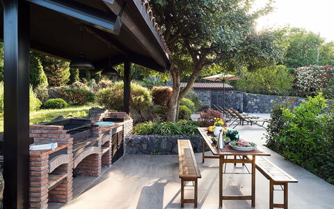 Villa Monte Serra: Strauch, Garten, Schatten, Blumentopf, Gartenmöbel, Landscaping, Flagstone, Outdoor Struktur, Hinterhof, Tisch Im Freien