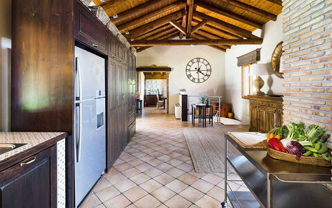 Villa Monte Serra: Möbel, Interior Design, Flooring, Fussboden, Holz, Decke, Küche, Tabelle, Stuhl, Zuhause