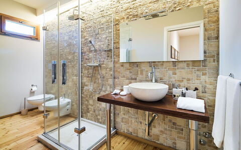 Villa Monte Serra: Interior Design, Flooring, Wand, Armatur, Badezimmer, Fussboden, Beleuchtung, Installation, Bad Sink, Spiegel