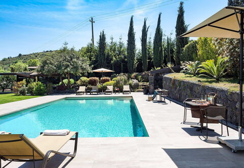 Villa Monte Serra: Schwimmbad, Gartenmöbel, Resort, Schatten, Eco Hotel, Möbel, Verbundwerkstoff, Regenschirm, Flagstone, Freizeit