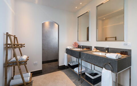 Villa Pozzillo: Interior Design, Flooring, Armatur, Fussboden, Beleuchtung, Decke, Installation, Zapfhahn, Countertop, Badezimmer