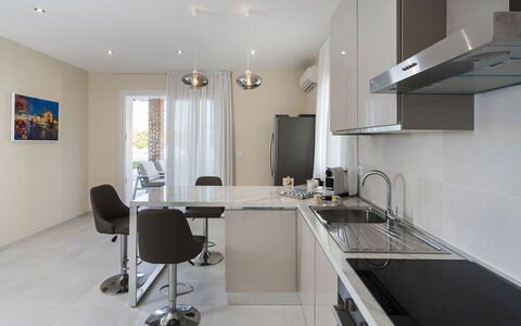 Villa Agorà: Möbel, Küche, Countertop, Interior Design, Flooring, Light Fixture, Cabinetry, Küchengerät, Fussboden, Decke