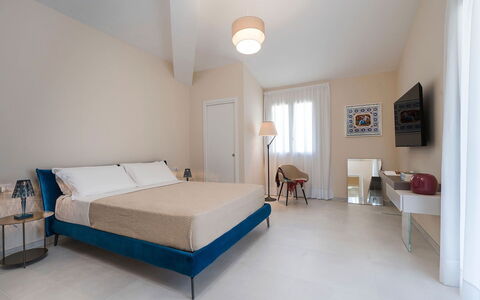 Villa Agorà: Möbel, Interior Design, Bett, Flooring, Schlafzimmer, Fussboden, Textil, Zimmer, Decke, Bettdecke