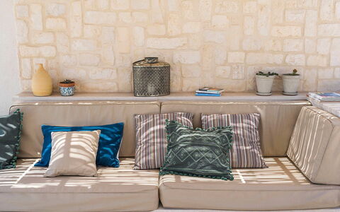 Villa Camporeale: Möbel, Kissen, Couch, Interior Design, Dekokissen, Kissen, Wohnzimmer, Fussboden, Zuhause