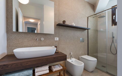 Villa Camporeale: Badezimmer, Interior Design, Flooring, Armatur, Fussboden, Wand, Bad Sink, Sinken, Spiegel, Holz