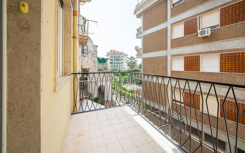 Maison Maiori: Wohnung, Verbundwerkstoff, Balkon, Eigentumswohnung, Geländer, Daylighting
