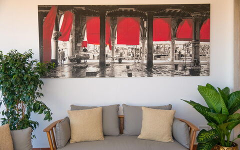 Casa Mario: Möbel, Interior Design, Couch, Wohnzimmer, Bilderrahmen, Zimmer, Kissen, Dekokissen, Komfort
