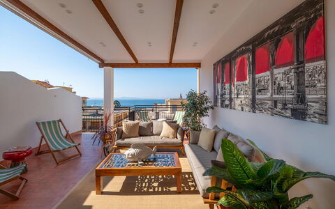 Casa Mario: Möbel, Holz, Tabelle, Stuhl, Interior Design, Fussboden, Wohnung, Balkon, Gartenmöbel, Meer