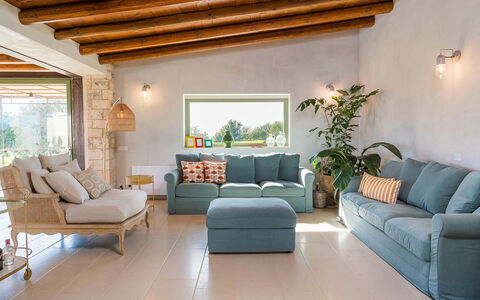 Villa del Sole: Möbel, Interior Design, Couch, Flooring, Tabelle, Holz, Fussboden, Wohnzimmer, Stuhl, Zimmer