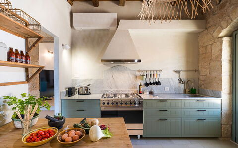 Villa del Sole: Küche, Interior Design, Möbel, Countertop, Flooring, Küchengerät, Holz, Cabinetry, Decke, Major Appliance