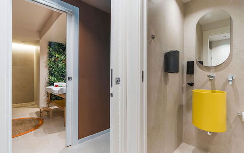 Villa Cornino: Wand, Flooring, Interior Design, Fussboden, Armatur, Holz, Badezimmer, Toilette, Toilleten Sitz, Installation