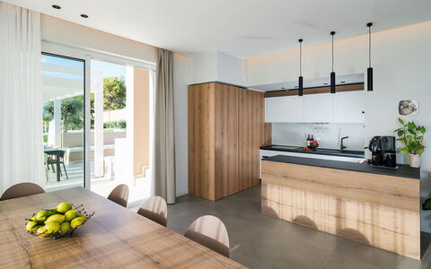Villa Cornino: Möbel, Küche, Interior Design, Countertop, Flooring, Cabinetry, Fussboden, Holz, Decke, Zuhause
