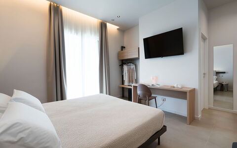 Villa Cornino: Interior Design, Wohnung, Bett, Schlafzimmer, Fensterabdeckung, Hotel, Balkon, Bedding, Fensterbehandlung, Bettrahmen