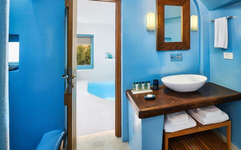 Villa Apanema: Blau, Wand, Interior Design, Armatur, Decke, Flooring, Möbel, Fussboden, Beleuchtung, Badezimmer