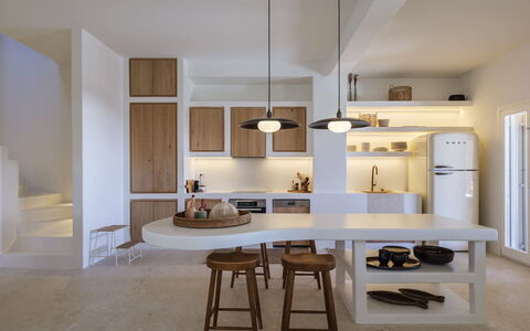 Villa Medea: Interior Design, Light Fixture, Möbel, Decke, Küche, Flooring, Holz, Countertop, Beleuchtung, Fussboden