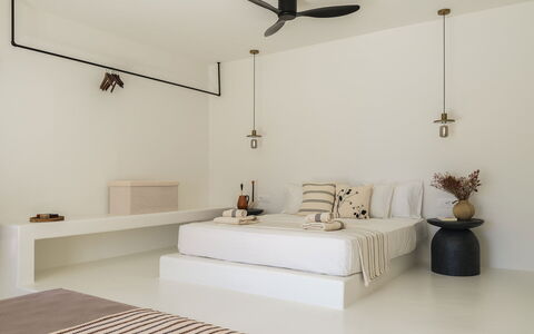 Villa Medea: Wand, Interior Design, Decke, Möbel, Flooring, Fussboden, Light Fixture, Beleuchtung, Schlafzimmer, Bett