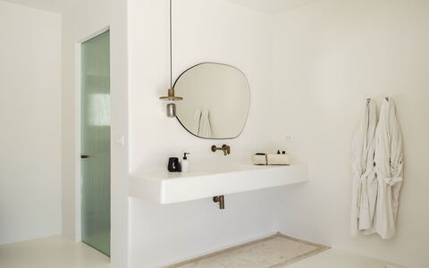 Villa Medea: Wand, Armatur, Interior Design, Badezimmer, Bad Sink, Flooring, Zapfhahn, Fussboden, Spiegel, Light Fixture