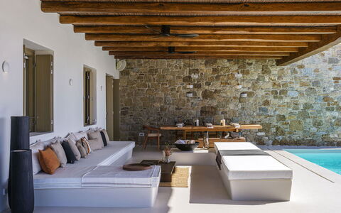 Villa Medea: Holz, Möbel, Flooring, Interior Design, Fussboden, Resort, Wohnzimmer, Stuhl, Decke