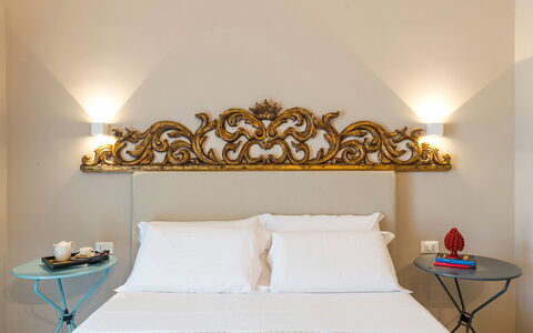 Villa Monica: Wand, Interior Design, Schlafzimmer, Bettdecke, Beleuchtung, Bedding, Linens, Bett, Zuhause, Bettrahmen
