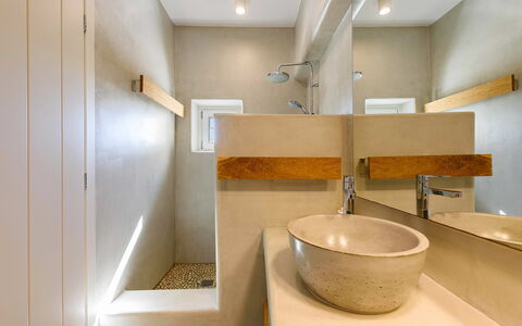 Villa Melina: Flooring, Wand, Interior Design, Armatur, Fussboden, Holz, Bad Sink, Decke, Badezimmer, Beleuchtung