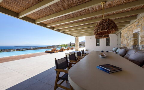 Villa Melina: Möbel, Meer, Resort, Schatten, Stuhl, Estate, Ozean, Küste, Gartenmöbel, Küche & Esszimmer Tisch