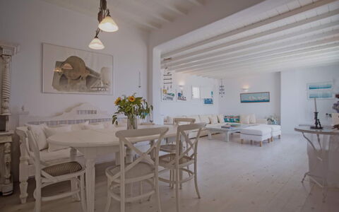 Villa Talassa: Möbel, Interior Design, Flooring, Fussboden, Stuhl, Zuhause, Tabelle, Decke, Couch, Wohnzimmer