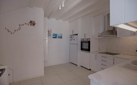 Villa Talassa: Flooring, Fussboden, Interior Design, Holz, Decke, Countertop, Möbel, Küche, Major Appliance, Beleuchtung