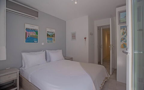 Villa Talassa: Möbel, Wohnung, Interior Design, Zuhause, Fussboden, Schlafzimmer, Bett, Stuhl, Kissen, Bedding