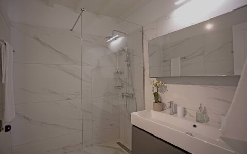 Villa Talassa: Wand, Flooring, Interior Design, Fussboden, Armatur, Decke, Installation, Badezimmer, Zapfhahn, Fliese